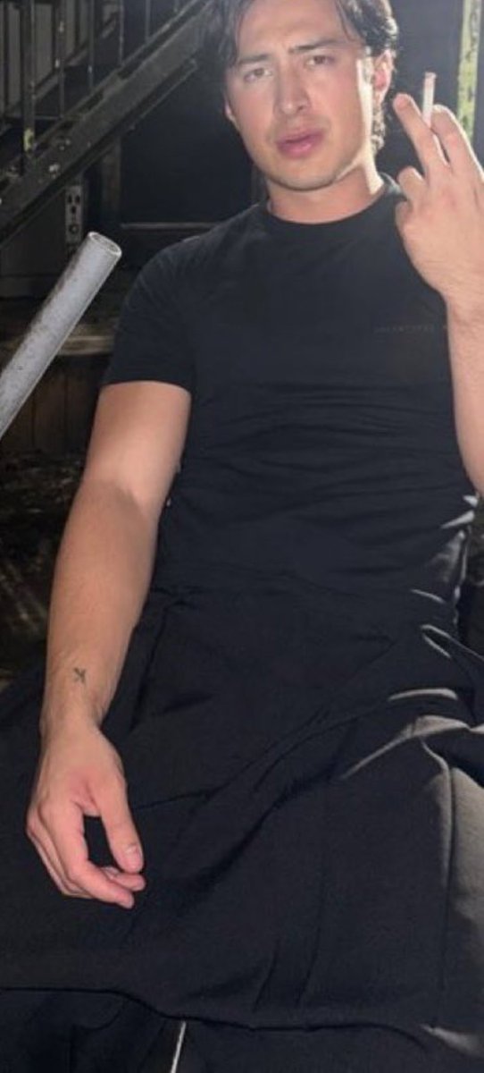 Mylifeonly1968's tweet photo. GUYS look closely......on Hudson his LAP there is black jacket you can see it clearly laying there......So WHO was wearing a black Jacket at the after Party 🎉.....It wasn't Rose 🌹 and I didn't see Hudson wearing it.
#observing #afterparty https://t.co/mQqFbsQ1QT