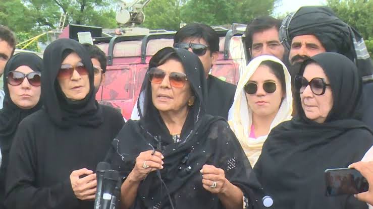 BarristerGohar's tweet photo. مجھے نورین نیازی صاحبہ نے علیمہ خان صاحبہ کی گرفتاری کے بارے میں فون پر بتایا- ہم نے ہمیشہ واضح کیا ہے کہ ہمارا مارچ پُرامن اور سیاسی ہوگا۔ ہمارا مقصد اپنے آئینی و سیاسی مطالبات کے لیے پُرامن جدوجہد کرنا ہے، کسی قسم کا تصادم یا تشدد نہیں چاہتے - ایسے میں علیمہ خانم صاحبہ کو گرفتار کرنا یا ایم پی او کے تحت نظر بند رکھنا تشدد اور کشیدگی کو ہوا دینے کے مترادف ہے۔ اسکی شدید مذمت کرتے ہیں-حالات کو خراب کرنے کا یہ پہلا قدم ہے- یہ تمام اقدامات فی الفور بندکیے جائیں۔ علیمہ خان صاحبہ کی فی الفور رہائی کا مطالبہ کرتے ہیں- ایسے اقدامات کے خلاف پارٹی اپنا لائحہ عمل جلد دیگی-
