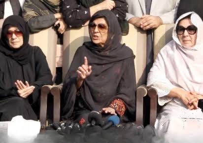 BarristerGohar's tweet photo. مجھے نورین نیازی صاحبہ نے علیمہ خان صاحبہ کی گرفتاری کے بارے میں فون پر بتایا- ہم نے ہمیشہ واضح کیا ہے کہ ہمارا مارچ پُرامن اور سیاسی ہوگا۔ ہمارا مقصد اپنے آئینی و سیاسی مطالبات کے لیے پُرامن جدوجہد کرنا ہے، کسی قسم کا تصادم یا تشدد نہیں چاہتے - ایسے میں علیمہ خانم صاحبہ کو گرفتار کرنا یا ایم پی او کے تحت نظر بند رکھنا تشدد اور کشیدگی کو ہوا دینے کے مترادف ہے۔ اسکی شدید مذمت کرتے ہیں-حالات کو خراب کرنے کا یہ پہلا قدم ہے- یہ تمام اقدامات فی الفور بندکیے جائیں۔ علیمہ خان صاحبہ کی فی الفور رہائی کا مطالبہ کرتے ہیں- ایسے اقدامات کے خلاف پارٹی اپنا لائحہ عمل جلد دیگی-