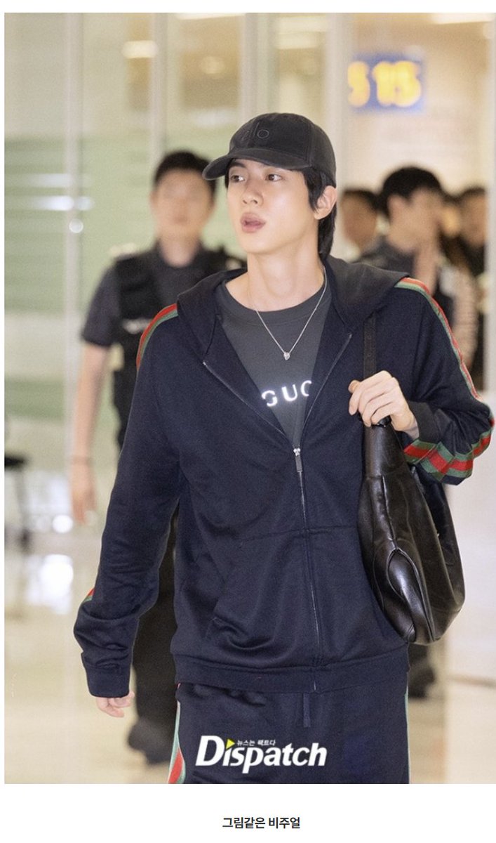 nightstar1201's tweet photo. [Dispatch] 260920 Still handsome, even dressed casually. Jin, Unquestionably Handsome
BTS arrived back in Korea through Incheon International Airport on the afternoon of the 20th after completing their overseas schedule.
Jin went for a simple airport look in a tracksuit. His handsome visuals really stood out.
1. A picture-perfect visual
2. Perfect proportions, too
3. Flawless skin
#JIN #방탄소년단진 @FREDjewelry @gucci @aloyoga @laneige @dwtuna_official