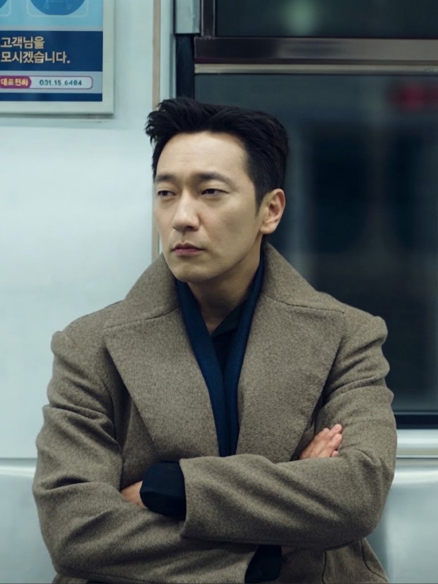 sonsukkuu's tweet photo. Quiet intensity.
Arms crossed, mind elsewhere. https://t.co/QgT9XHt5bn