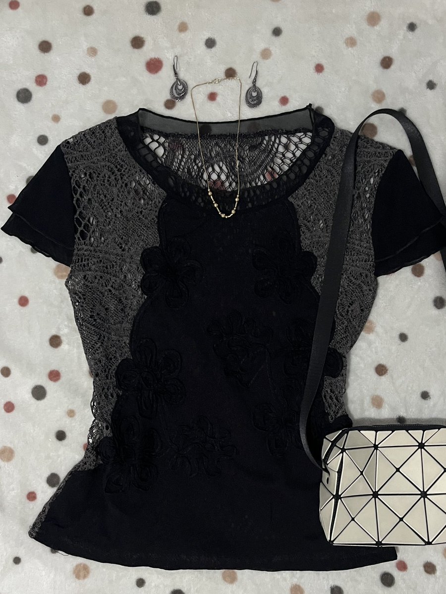 earlgration's tweet photo. FLORAL LACE BLACK &amp; BROWN TOP

Size: S-M (Bust: 84-88cm Length: 56cm)
Condition: No minus (Swipe)
Price: 35.000 https://t.co/lxRglqBesh
