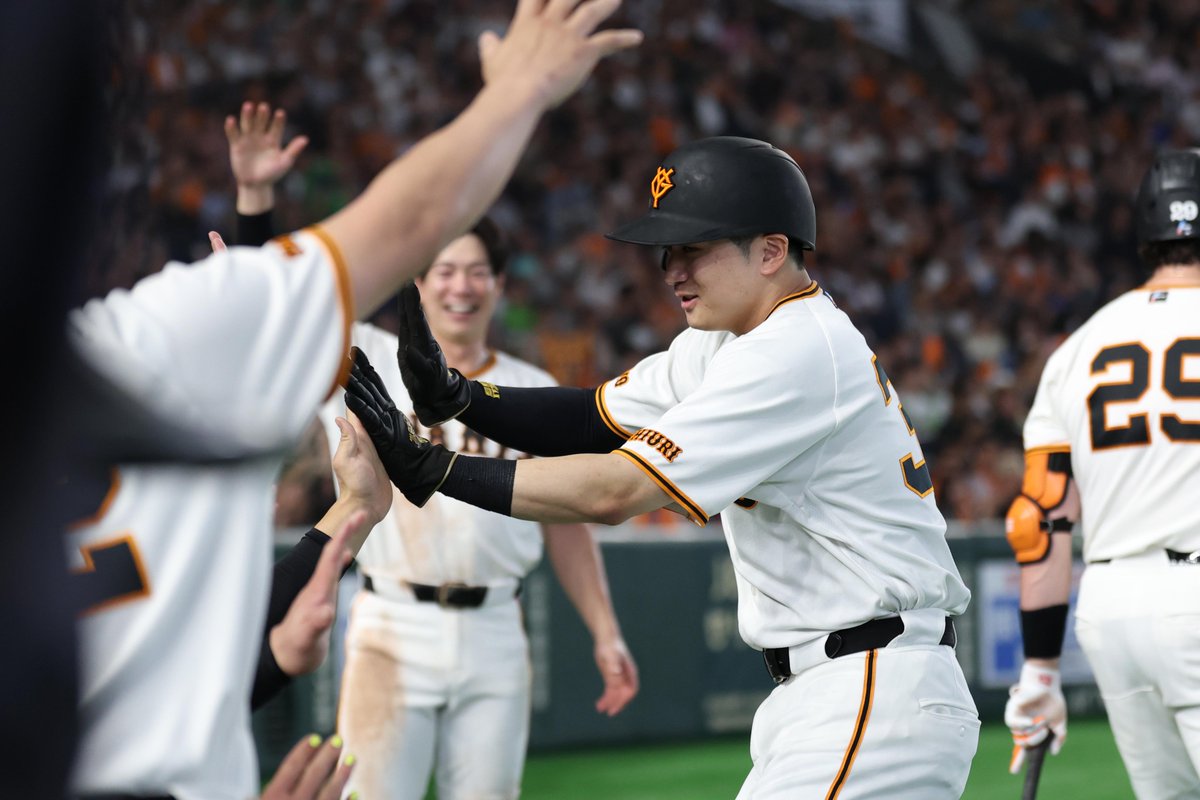 TokyoGiants's tweet photo. 【一軍】巨人 3-2 ヤクルト

6回 #ダルベック 選手の適時打で1点差に迫り、7回 #泉口友汰 選手の2点適時二塁打で逆転！3-2で勝利👏

#田中瑛斗 投手は今季42ホールドポイントに到達し最優秀中継ぎ投手賞のタイトルが確定✨
#マルティネス 投手は今季40セーブ目、NPB通算3位タイとなる通算252セーブ目をあげる✨

試合詳細はこちら
https://t.co/Nr1KoaFuNZ