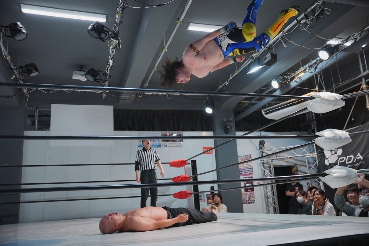 kawahata_RHW's tweet photo. ユウキ・ロバート・カワグチ！
RAWの古株選手であり第二の長に
最も令和なAIによる精神攻撃を受け
普段隠してる技を受け
それを耐え抜き勝てたこと誇りに思います。
約束通り技はいただいて今後使わせて貰いますし
最後のスターダストプレスは恩恵であり呪いだったので今日を持って封印します。
#RAW93 https://t.co/AbhqmVFYqI