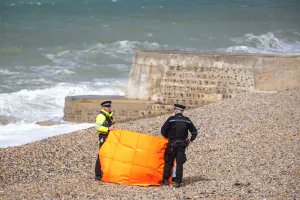 CerfiaFR's tweet photo. 🇬🇧 DRAME | Trois sœurs de 31, 32 et 36 ans ont été retrouvées mortes au large de Brighton en Grande-Bretagne, après s’être noyées dans des circonstances encore mystérieuses.

Deux jours avant leur mort, elles s’étaient rendues au lac où leur mère avait elle-même perdu la vie par noyade 16 ans plus tôt.

La police affirme n’avoir trouvé aucune preuve d’un acte criminel ni de l’implication d’un tiers. Une enquête doit tenter d’éclaircir les circonstances du drame. (The Sun)