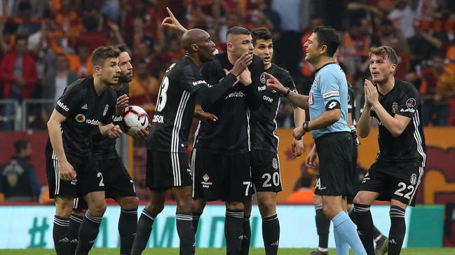 serefl1sampiyon's tweet photo. Serdar Sarıdağ: " Son 40 yılın sezonlarını masaya yatıralım. Var mısınız? Yıldızların yeri değişir, armalardan yıldız silinir. " ( Desibel Sport ) https://t.co/44f2CdxhJ4