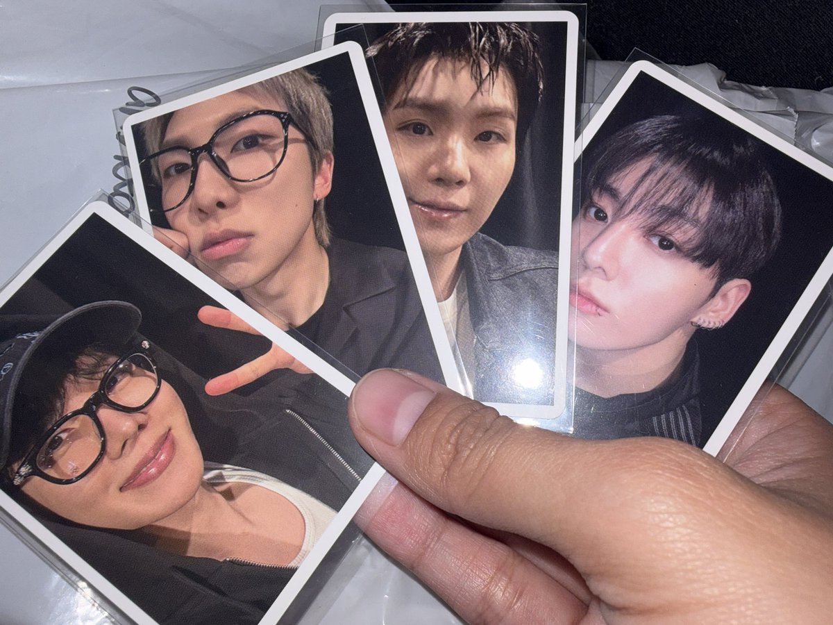 hellokithvs's tweet photo. #kthvbuys 
———————
@jinkookhugs #JinKookHugsQSProofs
thank you so much for bringing home this set to me, thank u for being accommodating, im so happy i got this in a small set (super hirap hanapin) ❤️ more budols in the future🤩 https://t.co/KbnfyvZ22y