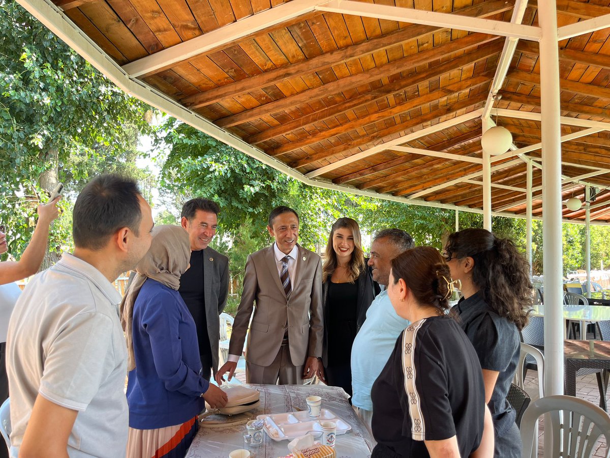 egitimgucusen's tweet photo. Genel Başkanımız Oğuz ÖZAT ve Genel Sekreterimiz Sinem AKŞEMSETTİNOĞLU, 2026-2027 eğitim öğretim yılı başlangıcında motivasyonu artırmak ve birlikteliğimizi güçlendirmek amacıyla Kilis Şubemiz tarafından düzenlenen kahvaltı programında 400’e yakın üyemizle bir araya geldi.

Yeni döneme güçlü bir başlangıç yaptığımız buluşmada üyelerimizle aynı sofrayı paylaşmanın mutluluğunu yaşadık.

Başta Kilis Şube Başkanımız Memet Mustafa DOĞAN olmak üzere Şube Yönetim Kurulumuza, organizasyonda emeği geçen teşkilat mensuplarımıza ve yoğun katılım gösteren tüm üyelerimize teşekkür ederiz.

2026-2027 eğitim öğretim yılının tüm eğitim çalışanlarımız için başarılı ve güzel bir yıl olmasını diliyoruz.

@egitimgucusen79 
@mmtmustafadogan