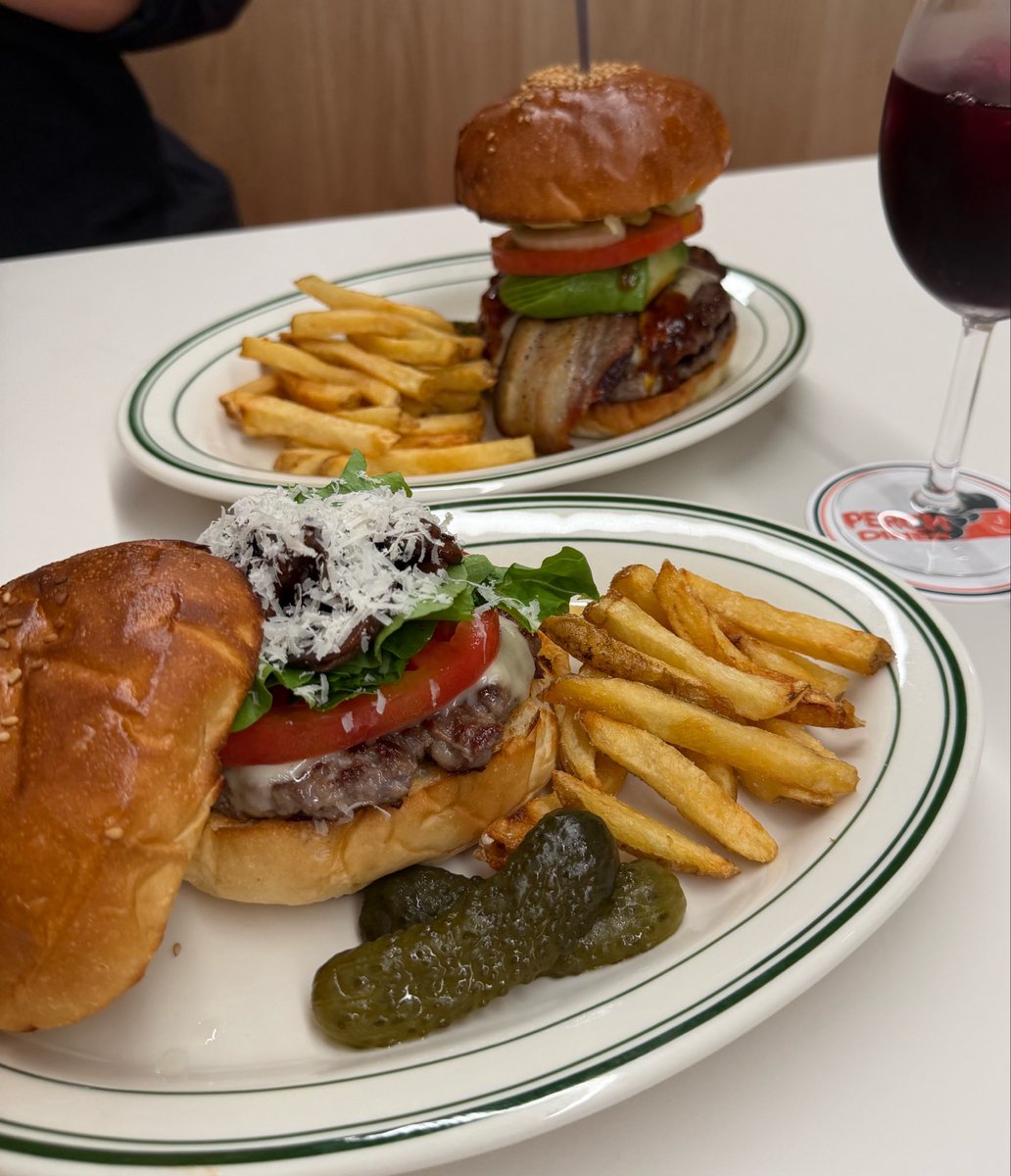 hashimoshi007's tweet photo. 肉をガッツリ食べたくなったら明るいうちに浦安パーチダイナー！！奥のパーチバーガーはゴロゴロ肉のパテが2枚に肉厚ベーコン1枚🤤年齢的に夜に食べる焼肉はだいぶ重くなってきた… https://t.co/GmcZ5OByL4