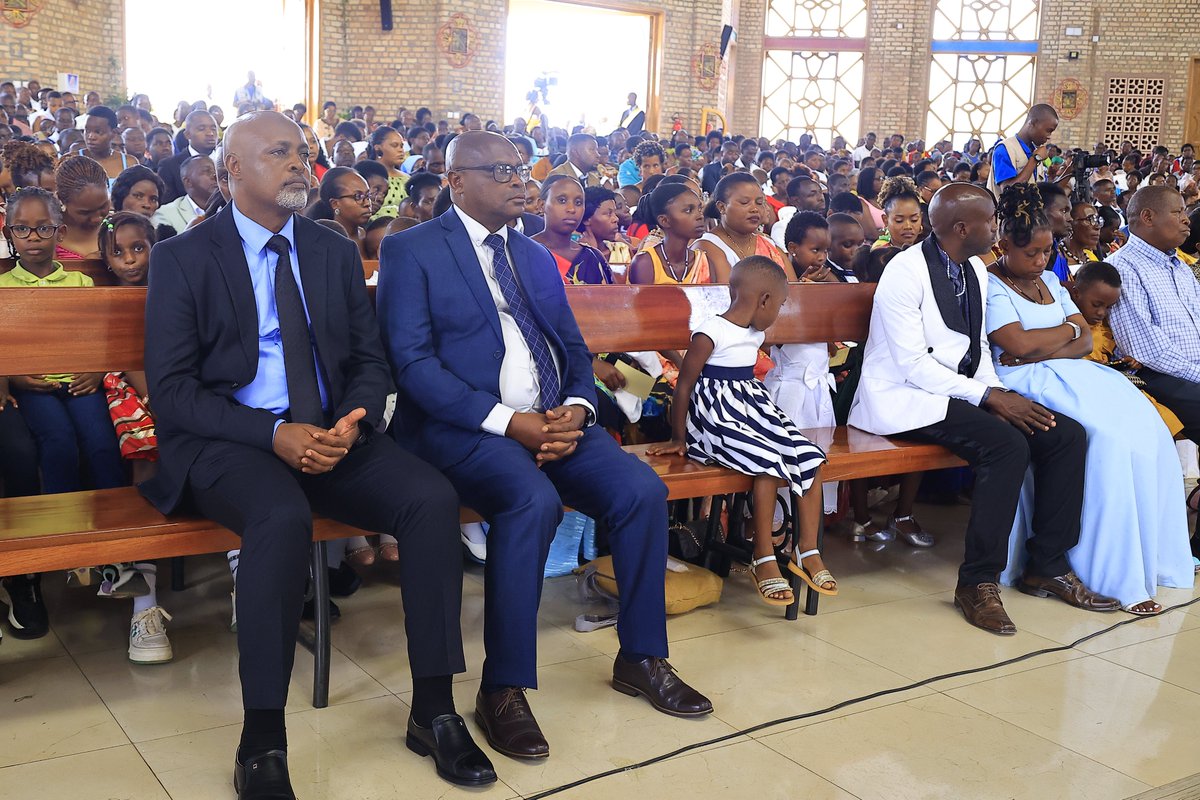 pacis_tv's tweet photo. #PacisTv, No naha Umushumba wa Diyosezi ya @KabgayiOf Myr Balthazar Ntivuguruzwa, yifatanyije n'Abakiristu ba Paruwasi ya Ruyenzi mu gitambo cya Misa yo kwizihiza isabukuru y'imyaka icumi imaze ishinzwe. Aha umushumba wa Diyosezi ya Kabgayi, akaba yibutsa Abakristu kutaba inkorabusa mukwiyubakira kiliziya umuryango w'Imana.