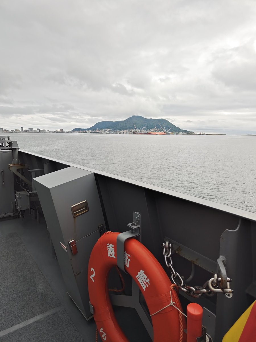 umaman8033's tweet photo. 護衛艦「ゆうべつ」特別公開に参加。艦橋から見る函館山の景色よかた。
#チューハピ #護衛艦ゆうべつ #函館港町ふ頭 #函館 #函館山 https://t.co/TSAmaoVAy6