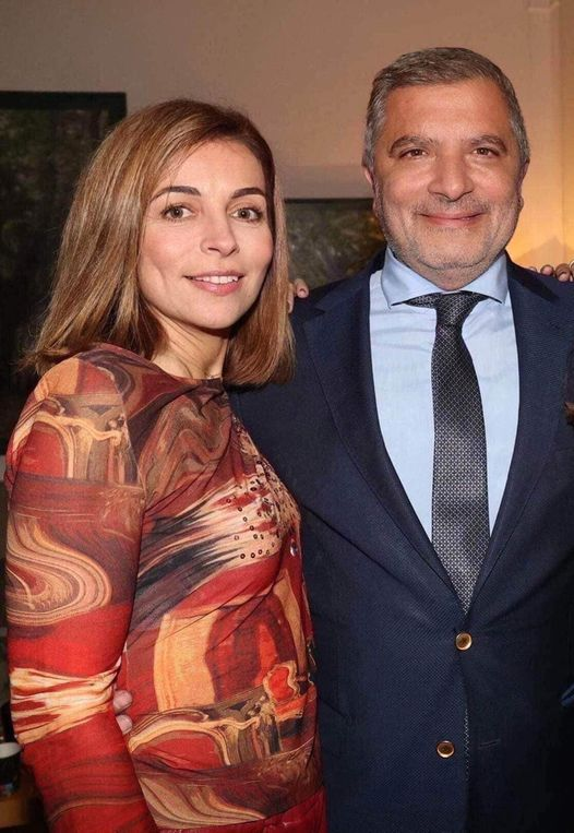 RXRqdEgogik2Z9P's tweet photo. Αυτή είναι η Πολυτίμη Λεονάρδου, υψηλόβαθμο γαλάζιο στέλεχος (αντιπρόεδρος ΙΣΑ και μέλος της Πολιτικής Επιτροπής της ΝΔ) και στενή φίλη του Πατούλη. Έκανε η ίδια τους ελέγχους στο ιατρείο των απατεώνων, που σκότωσαν τον Μαζωνάκη!!! 

Συμμετείχε στην επιτροπή του 2025 που... «δεν εντόπισε» το δεύτερο μηχάνημα πλασμαφαίρεσης. 
Μετά τον θάνατο Μαζωνάκη εμφανίστηκε ως πρόεδρος της Επιτροπής Ελέγχου και... «ανακάλυψε» τον κρυφό χώρο. Ισχυρίζεται ότι παραπλανήθηκαν!!!
Το τρίγωνο Λεονάρδου-Πατούλης-ΙΣΑ βρωμάει συγκάλυψη και κομματική προστασία!!!