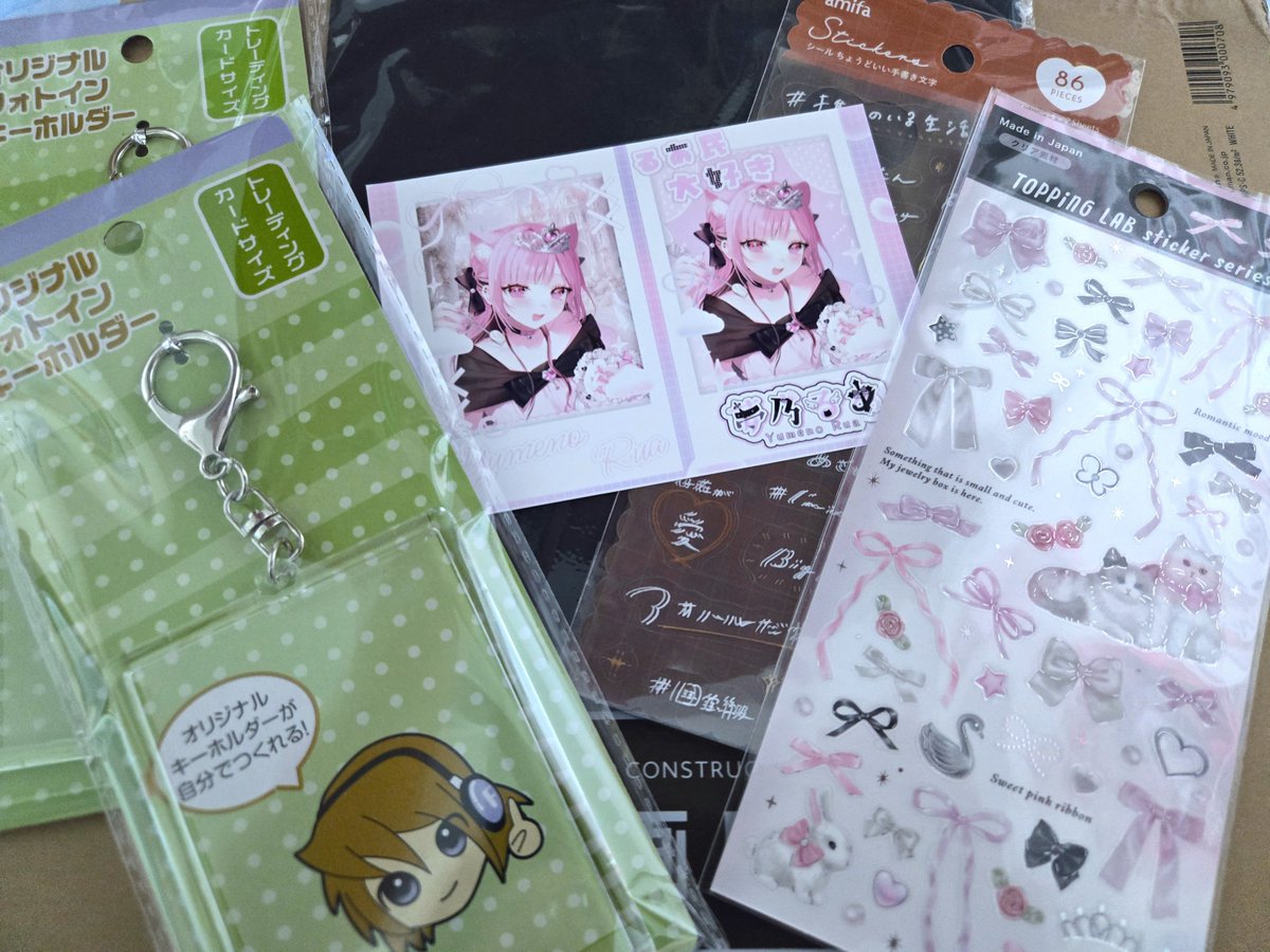 t0kaGe_07's tweet photo. セリアに行ったら可愛いシールが売ってたので
デコってキーホルダーにしていくぜｯ☆
にしてもこのリボンのシールるあさんにピッタリすぎでは…
#るあめもりーず https://t.co/LyreOwVX9h