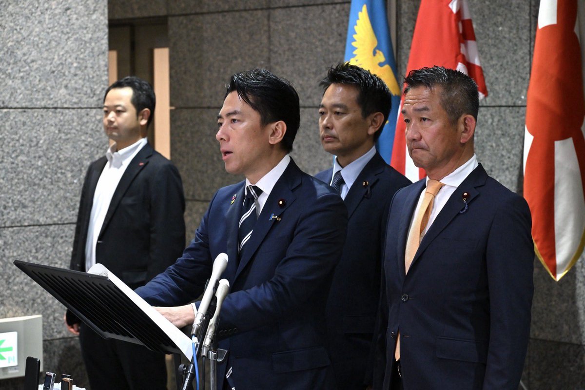 shinjirokoiz's tweet photo. 北朝鮮によるミサイル発射を受け、先ほど記者会見を行いました。内容は以下の通りです。

1. 北朝鮮は本日15時00分頃、北朝鮮東岸付近から、少なくとも1発の弾道ミサイルを、北東方向に向けて発射しました。詳細については現在日米韓で緊密に連携して分析中ですが、発射された弾道ミサイルは、最高高度約60km程度で、約440km程度飛翔し、落下したのは日本海の我が国の排他的経済水域（EEZ）外であると推定しています。

2. 総理には、本件について直ちに報告を行い、
①情報収集・分析に全力を挙げ、国民に対して、迅速・的確な情報提供を行うこと
②航空機、船舶等の安全確認を徹底すること
③不測の事態に備え、万全の態勢をとること
の3点について指示がありました。

3. また、防衛省においては、防衛大臣が総理指示を受け、
①アメリカ、韓国等と緊密に連携しつつ、情報収集・分析に全力を挙げること
②不測の事態の発生に備え、引き続き警戒監視に万全を期すこと
の2点について指示を出しました。

4. 現在までのところ、航空機や船舶からの被害報告等の情報は確認されていません。

5. これまでの弾道ミサイル等の度重なる発射も含め、一連の北朝鮮の行動は、我が国、地域及び国際社会の平和と安全を脅かすものです。また、このような弾道ミサイル発射は、関連する安保理決議に違反し、国民の安全に関わる重大な問題です。
今回の発射については、我が国として、北朝鮮に対し、北京の「大使館」ルートを通じて厳重に抗議し、強く非難しました。

6. 防衛省としては、国民の生命・財産を守り抜くため、引き続き、アメリカや韓国等とも緊密に連携し、情報の収集・分析及び警戒監視に全力をあげてまいります。
@odawarakiyoshi @uesugi_jimusyo