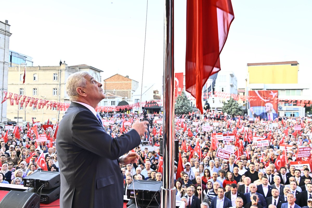 TuranYALDIR's tweet photo. TEŞEKKÜRLER AKSARAY! 🇹🇷

Genel Başkanımız Sayın Müsavat Dervişoğlu’nun öncülüğünde, 

Aksaray’da ay yıldızlı bayrağımızın altında tek yürek olduk.

Vatanımıza, bayrağımıza, Cumhuriyetimize ve milletimizin birliğine sahip çıkmak için omuz omuzayız.

Teröristi meşrulaştıran her anlayışın karşısında olduğumuzu Aksaray’dan bir kez daha haykırdık:

Bu vatan bizim.
Bu bayrak bizim.
Bu Cumhuriyet bizim.

🇹🇷 Yaşasın Cumhuriyet!
🇹🇷 Yaşasın Büyük Türk Milleti!

#BayrakAçıyorum #İYİParti