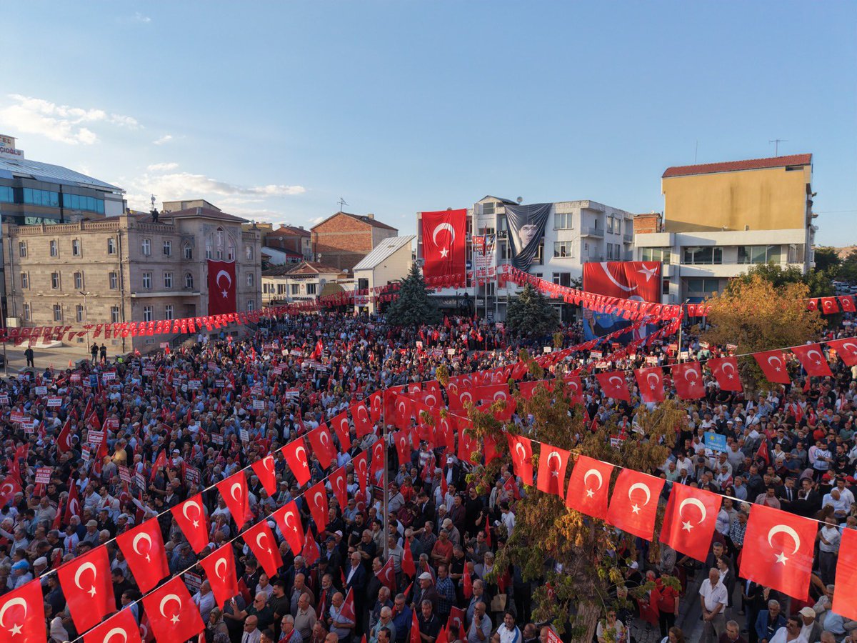 TuranYALDIR's tweet photo. TEŞEKKÜRLER AKSARAY! 🇹🇷

Genel Başkanımız Sayın Müsavat Dervişoğlu’nun öncülüğünde, 

Aksaray’da ay yıldızlı bayrağımızın altında tek yürek olduk.

Vatanımıza, bayrağımıza, Cumhuriyetimize ve milletimizin birliğine sahip çıkmak için omuz omuzayız.

Teröristi meşrulaştıran her anlayışın karşısında olduğumuzu Aksaray’dan bir kez daha haykırdık:

Bu vatan bizim.
Bu bayrak bizim.
Bu Cumhuriyet bizim.

🇹🇷 Yaşasın Cumhuriyet!
🇹🇷 Yaşasın Büyük Türk Milleti!

#BayrakAçıyorum #İYİParti