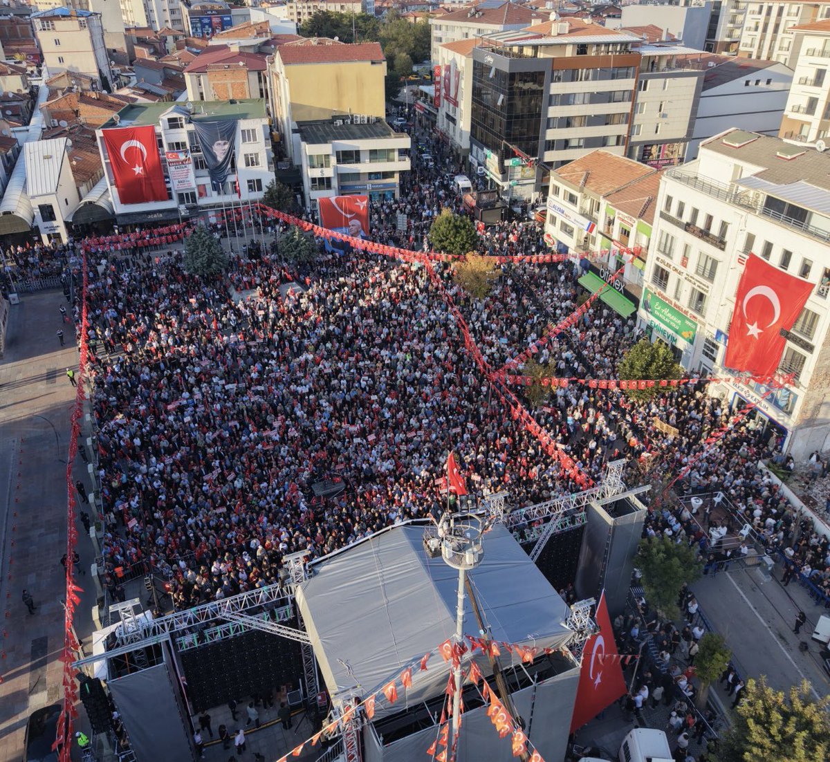 TuranYALDIR's tweet photo. TEŞEKKÜRLER AKSARAY! 🇹🇷

Genel Başkanımız Sayın Müsavat Dervişoğlu’nun öncülüğünde, 

Aksaray’da ay yıldızlı bayrağımızın altında tek yürek olduk.

Vatanımıza, bayrağımıza, Cumhuriyetimize ve milletimizin birliğine sahip çıkmak için omuz omuzayız.

Teröristi meşrulaştıran her anlayışın karşısında olduğumuzu Aksaray’dan bir kez daha haykırdık:

Bu vatan bizim.
Bu bayrak bizim.
Bu Cumhuriyet bizim.

🇹🇷 Yaşasın Cumhuriyet!
🇹🇷 Yaşasın Büyük Türk Milleti!

#BayrakAçıyorum #İYİParti