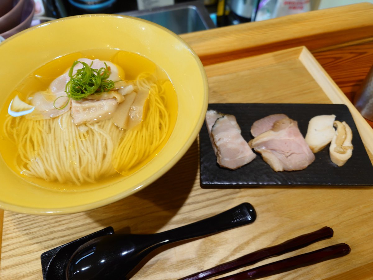hts643's tweet photo. お通しの出てくるラーメン屋( ᐛ )
特製塩ラーメン(味玉と皿の肉が特製部分)
お茶漬け用ご飯(梅と山葵だけど梅抜きして貰ったらお肉いれてくれた)

上の具材だけでなく、皿やお椀までちゃんと温めてから出してくれるいいお店 https://t.co/Yxbb5SZP1s