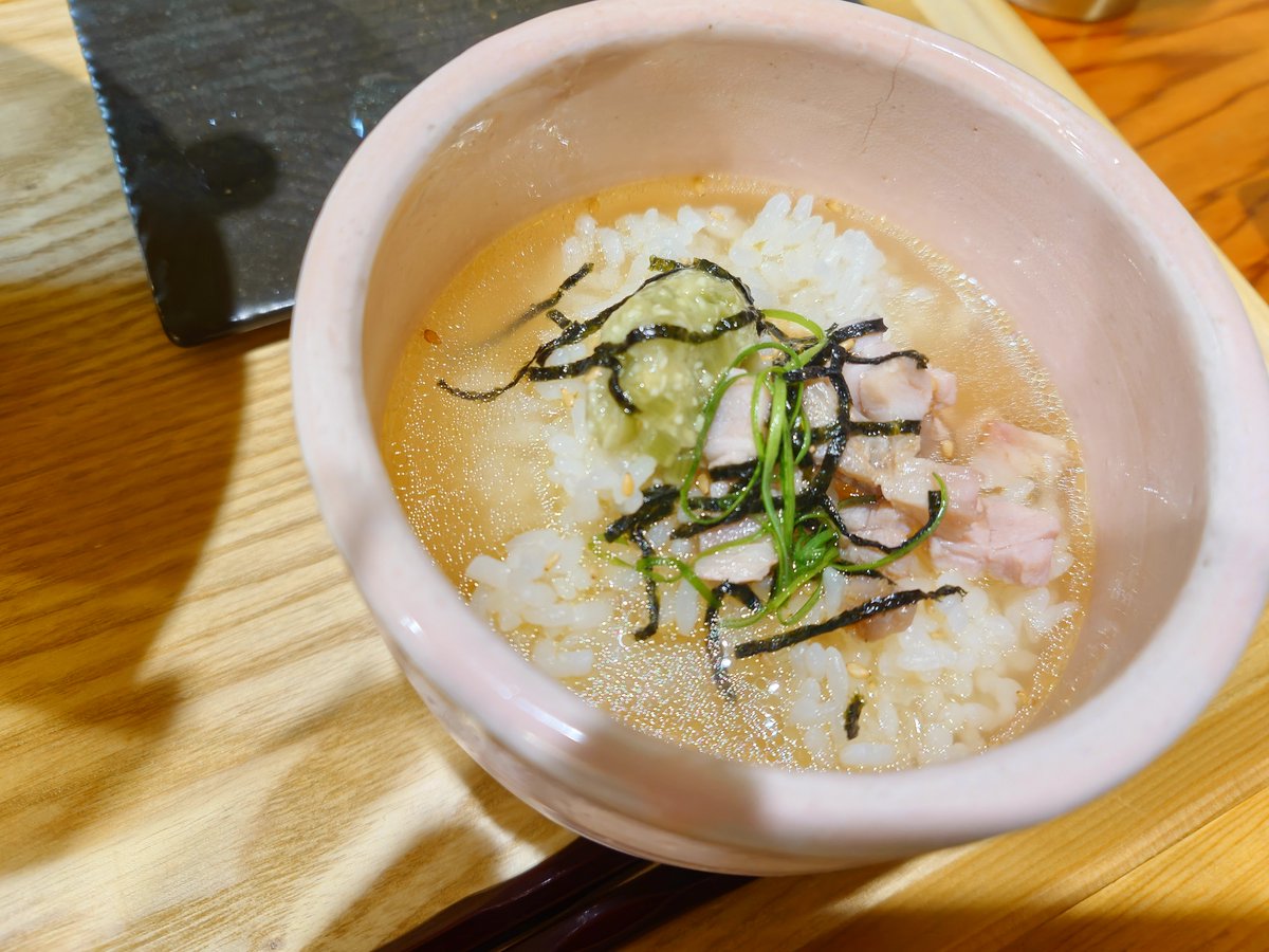 hts643's tweet photo. お通しの出てくるラーメン屋( ᐛ )
特製塩ラーメン(味玉と皿の肉が特製部分)
お茶漬け用ご飯(梅と山葵だけど梅抜きして貰ったらお肉いれてくれた)

上の具材だけでなく、皿やお椀までちゃんと温めてから出してくれるいいお店 https://t.co/Yxbb5SZP1s