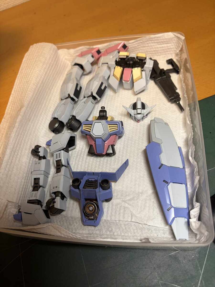 WestB2424's tweet photo. 中の人、部位全部組めました

ヒト型にしたい気持ちをグッとこらえ
デカール作業へと移ります https://t.co/hWXJghOXMH