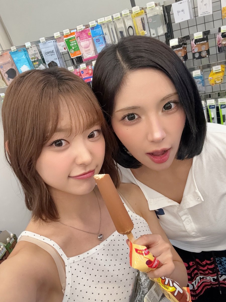 lightsumpics's tweet photo. #yujeong berriz update for chowon's birthday (1)
#HAPPY_CHOWON_DAY
#꽃처럼예쁜초원이생일축하해 https://t.co/42jjZq9iYR