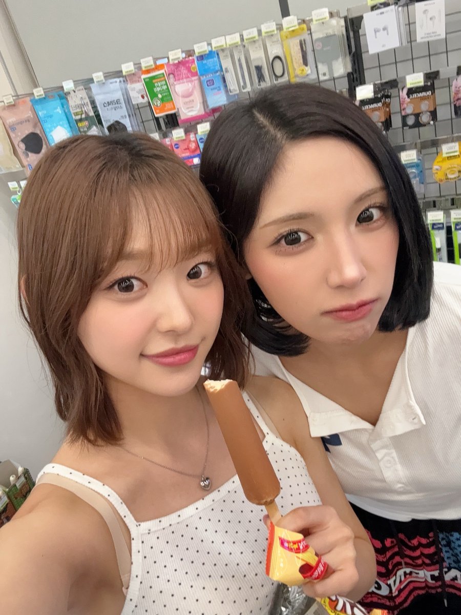 lightsumpics's tweet photo. #yujeong berriz update for chowon's birthday (1)
#HAPPY_CHOWON_DAY
#꽃처럼예쁜초원이생일축하해 https://t.co/42jjZq9iYR