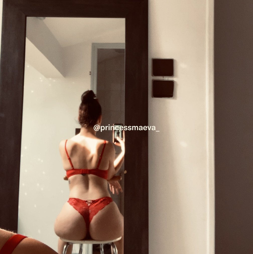 princessmaeva_'s tweet photo. Je cherche une chaise : solide, silencieuse, capable de supporter mes caprices. 🪑✨

À vos cb les loosers, les candidatures sont ouvertes ! 😈💋

#moneymiss #soumis #findom https://t.co/XvsofC5Wab