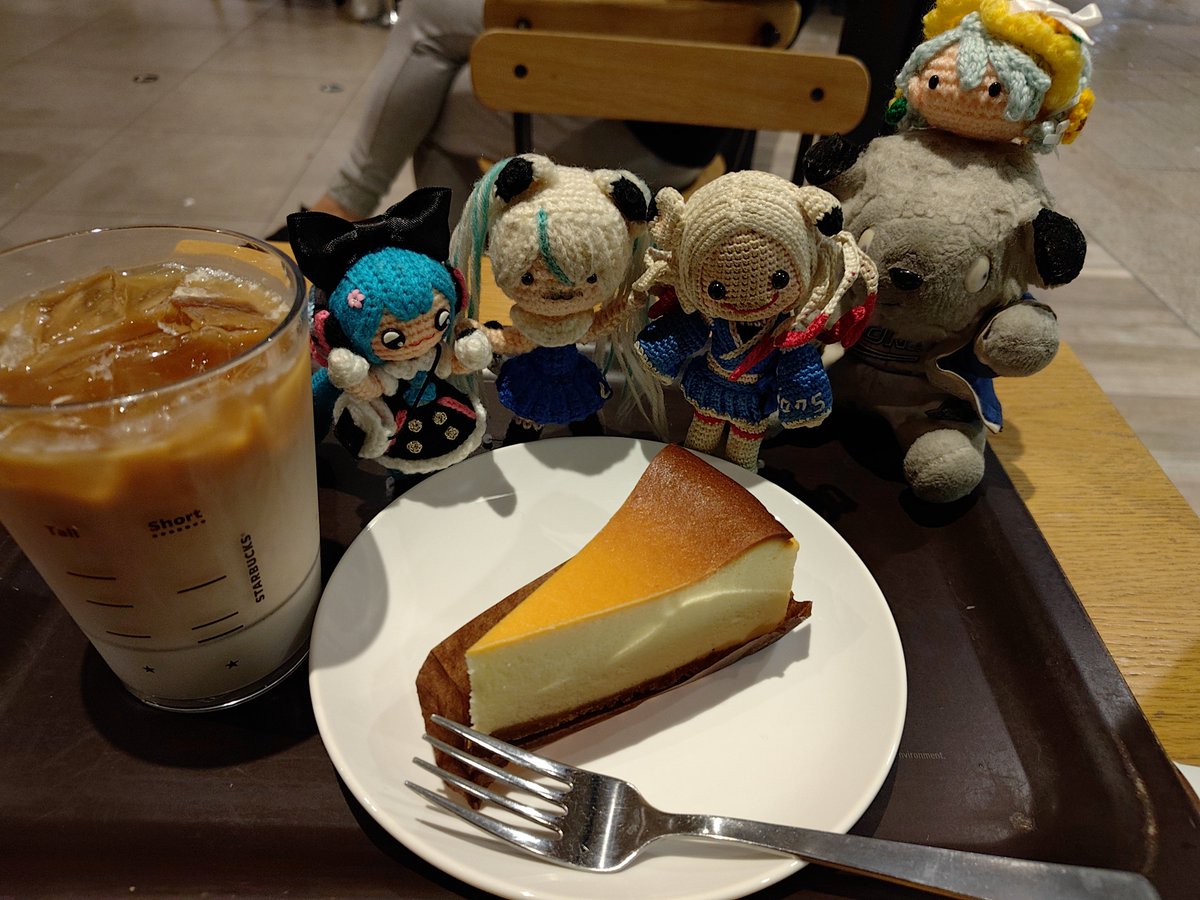 bjpamuani's tweet photo. 雨がひどいからスタバで雨宿り
ちょっと糖分補給してから帰ります
#ぬいぐるみの時間 #あみプラ #なちょさん家 #あみあみのさき  #おまんじゅうミクさん #スタバ https://t.co/dqXGcclBIh