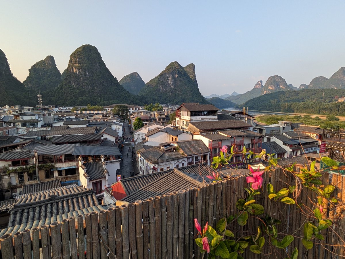 tkyl0's tweet photo. 陽朔で泊まったホテル　2000円足らずの宿だが屋上のテラスから町と漓江の流れ、カルストを一望できる https://t.co/jlSjWUR69j