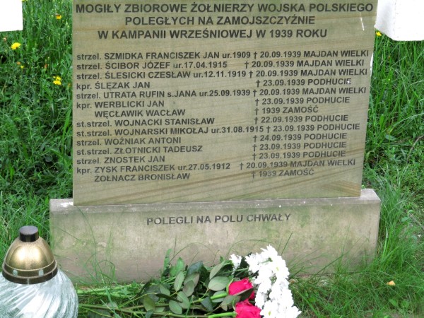Jan34733995's tweet photo. 20.09.1939 r. - Kampania Wrześniowa:

Zbrodnia Wehrmachtu na 46 polskich jeńcach wojennych w Majdanie Wielkim na Zamojszczyźnie.

Ocalało tylko trzech żołnierzy.

... ale to nie koniec.

Niemcy nie ograniczyli się do egzekucji jeńców, lecz wzięli również 13 cywilnych zakładników z Majdanu Wielkiego.

Po kilku godzinach, Niemcy przyprowadzili na miejsce zbrodni drugą grupę jeńców, którym rozkazali pogrzebać ciała zamordowanych kolegów.

(DO MŁODZIEŻY - Nigdy, PRZENIGDY, nie dajcie się nabrać na "czyste" ręce Wehrmachtu!)