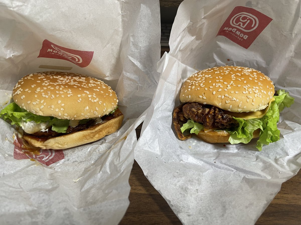 l_fvxd's tweet photo. 変なバーガー大好きマン！！！！梨バーガーと丸ごとカニバーガーを買ってきました！！！！梨しゃりしゃりでうまい https://t.co/6MNa7ZRwnH
