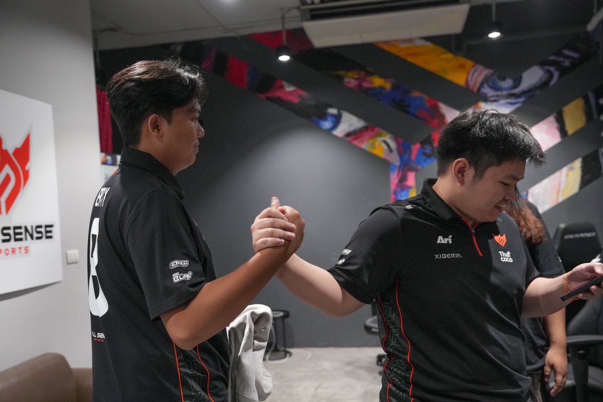 fullsense_gg's tweet photo. ภาพเบื้องหลังการทำงานของเราใน MSL Thailand Season 2 Week 2 🧡
แม้ว่าพวกเราจะไม่สามารถเก็บแต้มมาได้ในสัปดาห์นี้ พวกเราก็ยังคงทำงานอย่างหนัก
เพื่อเป้าหมายของพวกเรา และแน่นอนหมุดแรกของเราคือการเข้าไปเล่นในรอบเพลย์ออฟ 👊🏻
#FULLSENSE #FSMLBB #FSFLYHIGH #MSLTHS2 #MLBBTH
#CROCIRIS #ZOWIE #KOITheThailand #ไทยโคโค่ #moochiepetfood #CtrlG #CtrlGBuFF #Aria