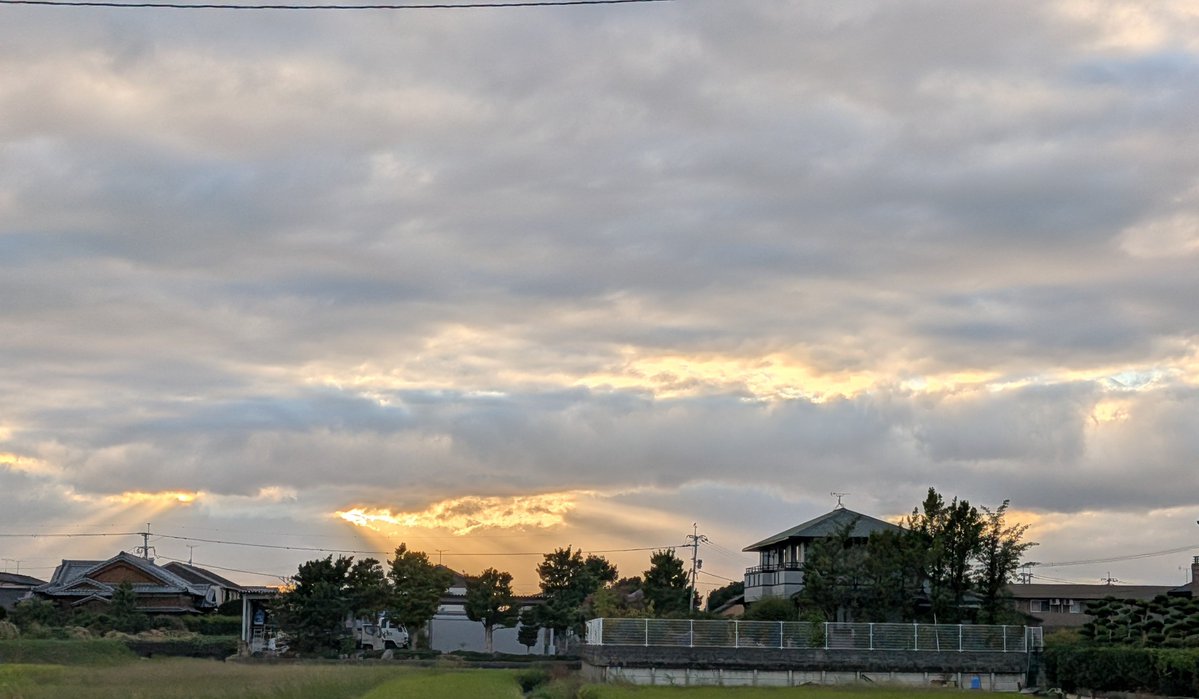 tosacky_'s tweet photo. 休日出勤終わりの、帰宅途中の空☁
今日は風🍃が、強い一日😲
#イマソラ 
#福岡 https://t.co/kjIOu0m08Z