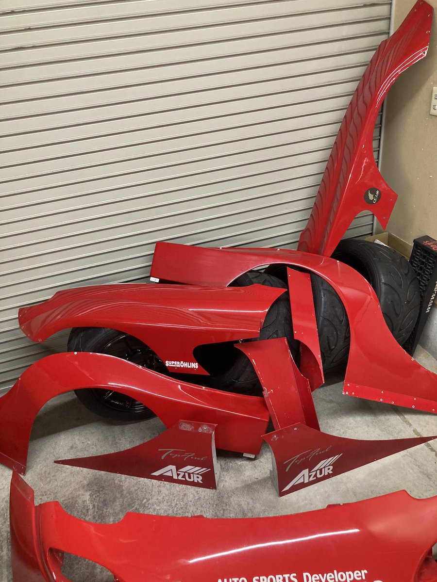 kusoyoshi0625's tweet photo. バンパーとフェンダー
欲しいひといるかな？！

ファイバーの経年劣化はあるし、アンダーパネルやサイドパネルは付属しません

現物要確認
引取り限定

10万円

問い合わせはコメントか✉️で https://t.co/PIK9If1ssW
