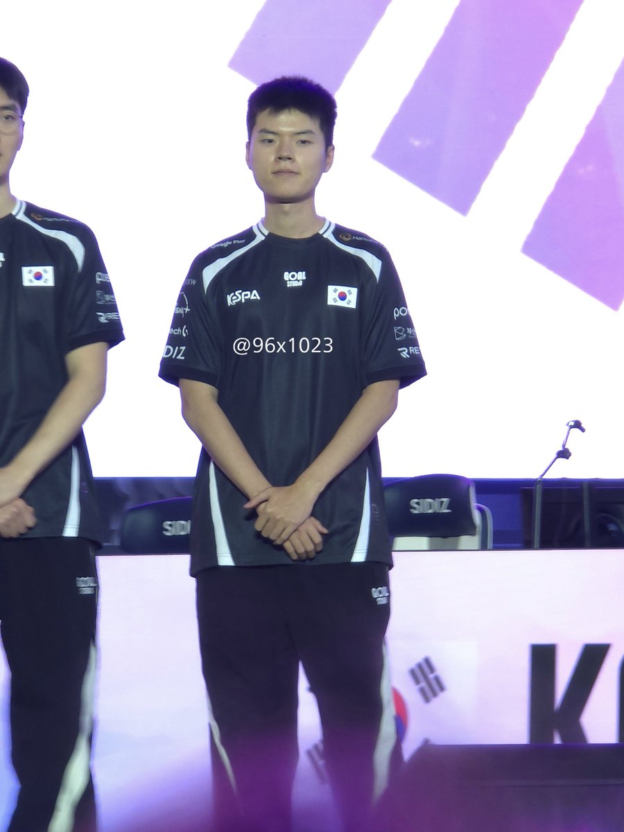 96x1023's tweet photo. 260920 #Deft 
오늘은 검정색 유니폼 입었네 🫈🫈 https://t.co/m1yNRtz2h4