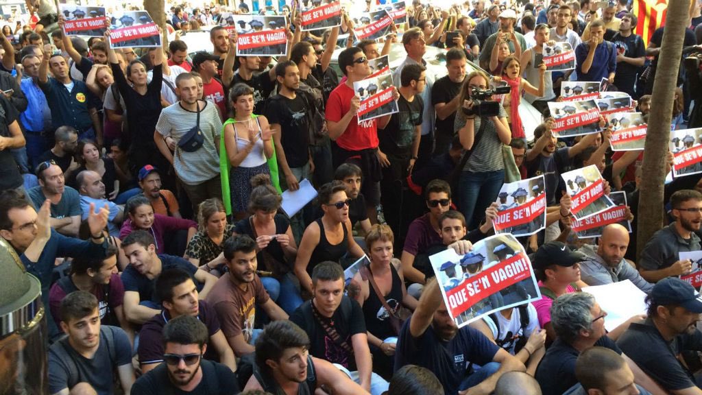 cupnacional's tweet photo. Sense ordre judicial, i a 10 dies del referèndum de l'1O, la Policia Nacional es va presentar per assaltar la nostra seu nacional a buscar-hi cartells, pancartes i material del referèndum

Milers de persones compromeses i solidàries van aturar l'assalt i van defensar amb fermesa el referèndum