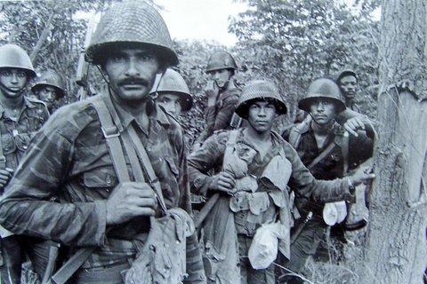 African_Pathe's tweet photo. 🇦🇴 Angola won independence… then foreign armies arrived.

In 1975, Portugal left, but Angola became a Cold War battlefield.

The USSR backed the MPLA. Cuba sent thousands of troops. Apartheid South Africa intervened, while the US backed anti-MPLA forces.

The war lasted 27 years https://t.co/RJK18XvRpY