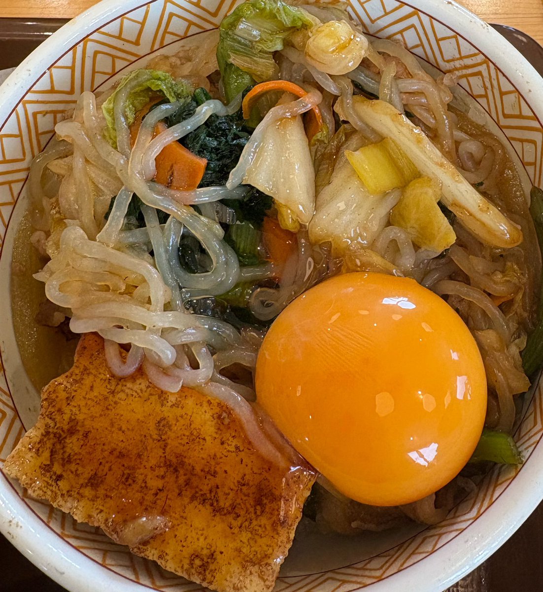 ito040800's tweet photo. 皆さんこんばんは✨️✨️私は明日からずっとお仕事です！今日のお昼にすき屋でスタミナをつけてきました
とても美味しかった( *ˊᵕˋ*) 〜ᐝ皆さんも連休だからお出かけする人もいますけど💦くれぐれも気をつけてお出かけください https://t.co/soaKmAP2lJ