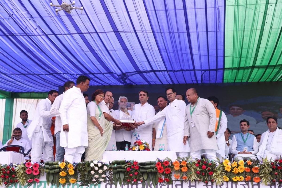 jayantrld's tweet photo. समान अवसर, समान अधिकार और सबका सम्मान-यही समरस समाज और विकसित राष्ट्र की मजबूत नींव है।

मुस्तफ़ाबाद पचैण्डा, मुज़फ्फरनगर में विशाल समरसता सम्मेलन को संबोधित करते हुए भारत रत्न बाबासाहेब डॉ. भीमराव अंबेडकर जी को नमन किया और उनके विचारों को स्मरण किया।

डॉ. भीमराव अंबेडकर जी और चौधरी चरण सिंह जी का मानना था कि राष्ट्र की प्रगति तभी संभव है, जब समाज के प्रत्येक व्यक्ति को समान अवसर, सम्मान और अधिकार मिलें। इसी भावना के साथ संविधान के मूल्यों, सामाजिक न्याय और समान अवसर के संकल्प को साकार करने के लिए राष्ट्रीय लोकदल प्रतिबद्ध है।