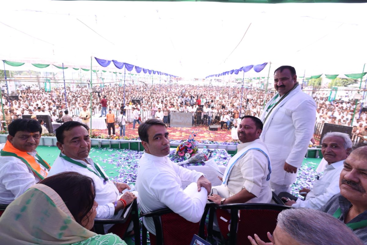 jayantrld's tweet photo. समान अवसर, समान अधिकार और सबका सम्मान-यही समरस समाज और विकसित राष्ट्र की मजबूत नींव है।

मुस्तफ़ाबाद पचैण्डा, मुज़फ्फरनगर में विशाल समरसता सम्मेलन को संबोधित करते हुए भारत रत्न बाबासाहेब डॉ. भीमराव अंबेडकर जी को नमन किया और उनके विचारों को स्मरण किया।

डॉ. भीमराव अंबेडकर जी और चौधरी चरण सिंह जी का मानना था कि राष्ट्र की प्रगति तभी संभव है, जब समाज के प्रत्येक व्यक्ति को समान अवसर, सम्मान और अधिकार मिलें। इसी भावना के साथ संविधान के मूल्यों, सामाजिक न्याय और समान अवसर के संकल्प को साकार करने के लिए राष्ट्रीय लोकदल प्रतिबद्ध है।