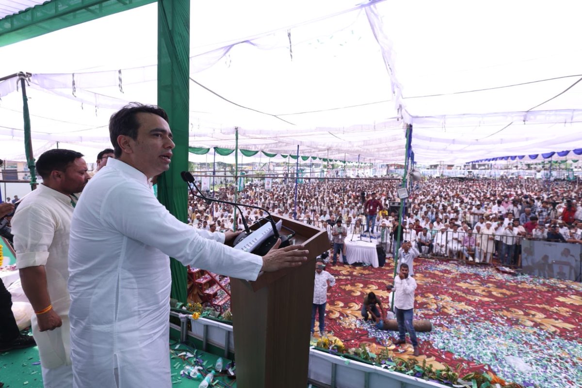 jayantrld's tweet photo. समान अवसर, समान अधिकार और सबका सम्मान-यही समरस समाज और विकसित राष्ट्र की मजबूत नींव है।

मुस्तफ़ाबाद पचैण्डा, मुज़फ्फरनगर में विशाल समरसता सम्मेलन को संबोधित करते हुए भारत रत्न बाबासाहेब डॉ. भीमराव अंबेडकर जी को नमन किया और उनके विचारों को स्मरण किया।

डॉ. भीमराव अंबेडकर जी और चौधरी चरण सिंह जी का मानना था कि राष्ट्र की प्रगति तभी संभव है, जब समाज के प्रत्येक व्यक्ति को समान अवसर, सम्मान और अधिकार मिलें। इसी भावना के साथ संविधान के मूल्यों, सामाजिक न्याय और समान अवसर के संकल्प को साकार करने के लिए राष्ट्रीय लोकदल प्रतिबद्ध है।