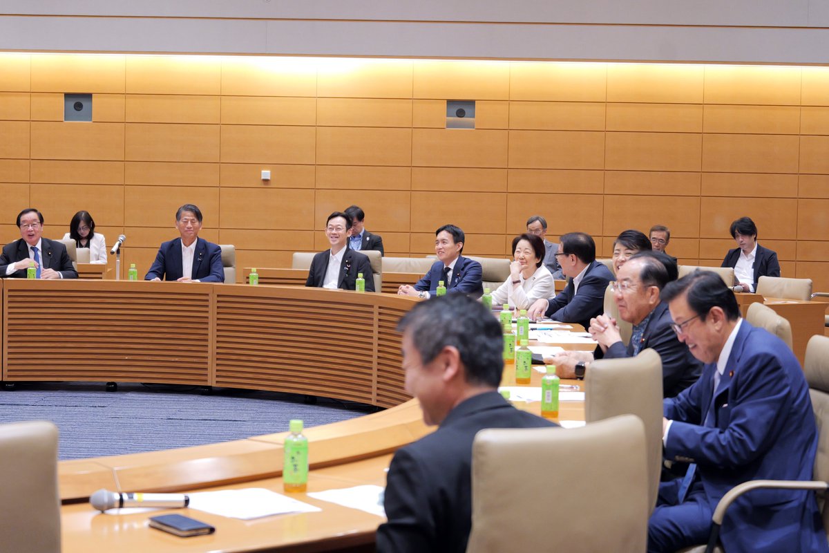 KenAkamatsu's tweet photo. 一昨日の金曜（の政務官辞令より前）は、朝9時半から文化立国調査会のアート振興小委員会。アート輸送に強いヤマト運輸や、画廊からヒアリング。保税などで細かい難点が増えてきて、そろそろ振興基本法の類が必要かも。
13時から日本台湾友好議連。320名を超える超党派議連で、李逸洋駐日代表も挨拶。 https://t.co/toK3T9wC4v