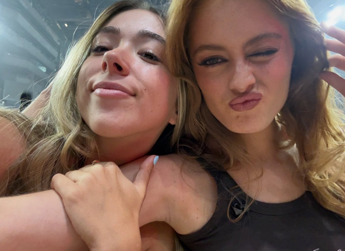 inthewronglane_'s tweet photo. os acordáis de cuando echaron a laura de ot por hacerle bullying a olivia y 6 años después siguen juntas https://t.co/Vf3eu306sq