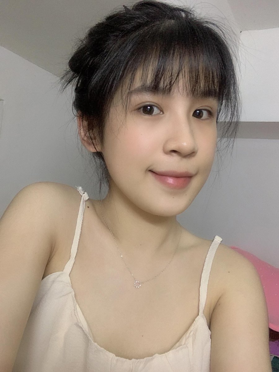 seto175's tweet photo. Ngọc Thư bị thằng ny lừa vào ks làm đồ chơi tình dục của mấy thằng già. Chứng kiến vẻ mặt ny mình tận hưởng cảnh mình bị hãm hiếp, nó chỉ biết khóc trong vô vọng. Cơ thể nó bị nắc liên tục suốt 8 tiếng, trở thành món đồ chơi ngu si cho cặc. https://t.co/vMfjEFlSLz