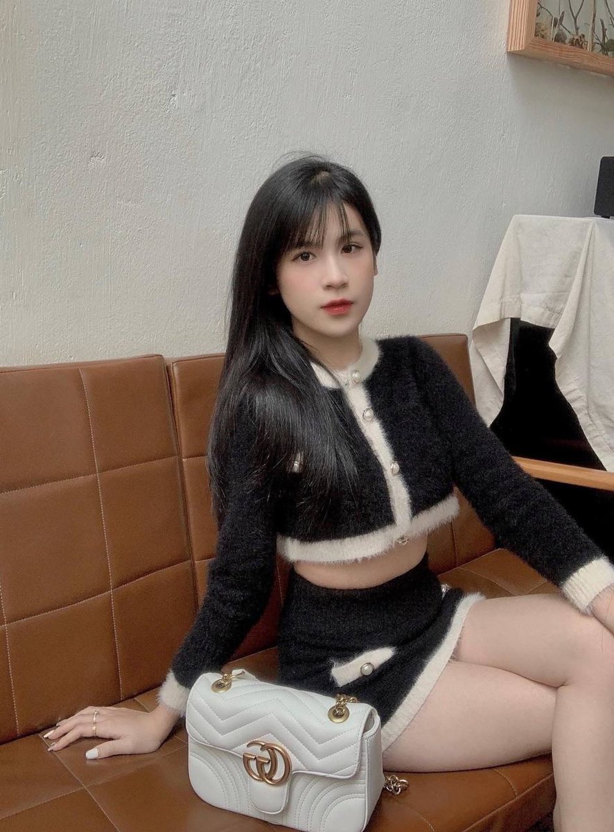 seto175's tweet photo. Ngọc Thư bị thằng ny lừa vào ks làm đồ chơi tình dục của mấy thằng già. Chứng kiến vẻ mặt ny mình tận hưởng cảnh mình bị hãm hiếp, nó chỉ biết khóc trong vô vọng. Cơ thể nó bị nắc liên tục suốt 8 tiếng, trở thành món đồ chơi ngu si cho cặc. https://t.co/vMfjEFlSLz