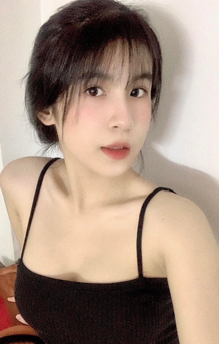 seto175's tweet photo. Ngọc Thư bị thằng ny lừa vào ks làm đồ chơi tình dục của mấy thằng già. Chứng kiến vẻ mặt ny mình tận hưởng cảnh mình bị hãm hiếp, nó chỉ biết khóc trong vô vọng. Cơ thể nó bị nắc liên tục suốt 8 tiếng, trở thành món đồ chơi ngu si cho cặc. https://t.co/vMfjEFlSLz