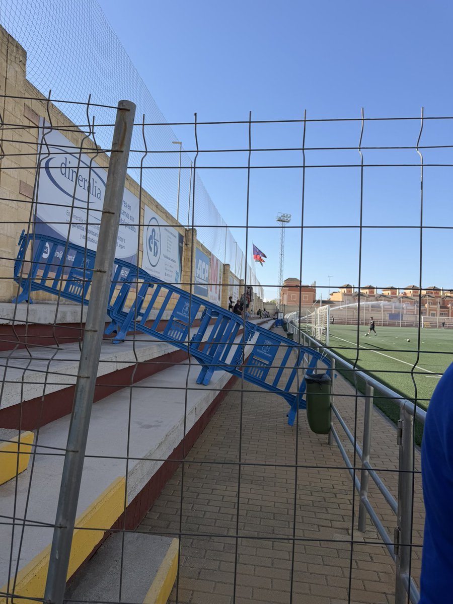 gavifz's tweet photo. Esto es una poca vergüenza. 30 grados, personas mayores , niños. Todos al sol, pagando misma entrada cuando en preferencia cabríamos todos. https://t.co/1QsBCr0nhQ