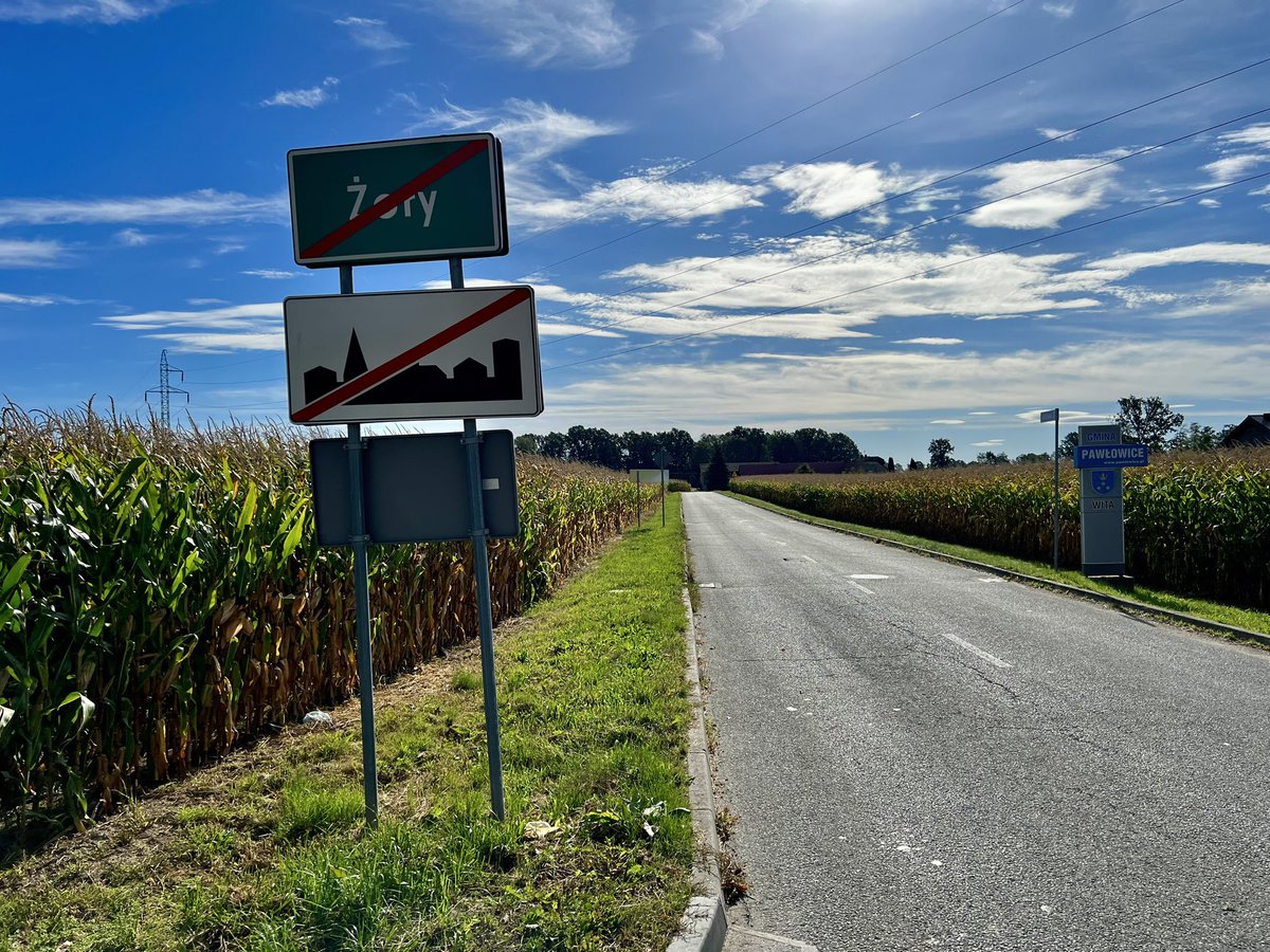 tomasznicieja's tweet photo. Dzisiaj luźny bieg, nowe tereny, bez sprawdzania tempa, tętna, tylko nawigacja/trasa na zegarku. Taki bieg dla przyjemności/odpoczynku po wczorajszym półmaratonie 😅 Trochę wolniej, ale było fajnie🔥🏃♂️
#Garmin #Fenix7
#run #running #bieganie #walking
#zabieganyprogramista https://t.co/QmcVdi9lWz