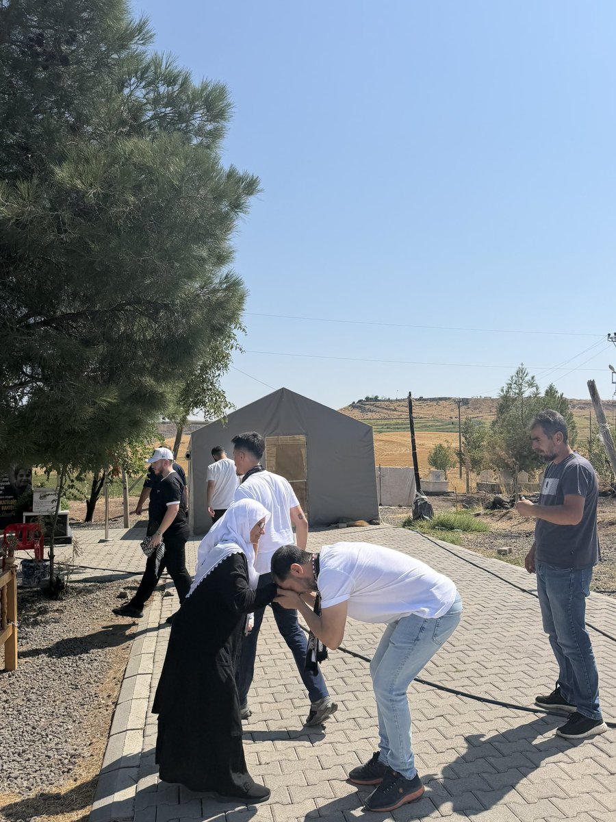 BaranGuran90415's tweet photo. İstanbul’dan gelen Beşiktaş taraftarı Narinim mezarını ziyaret ederek fatiha okuyup aileye başsağlığı dilediler kendilerine çok teşekkürler ediyoruz allah razı olsun @Besiktas @forzabesiktas https://t.co/R8kJYY2AAj