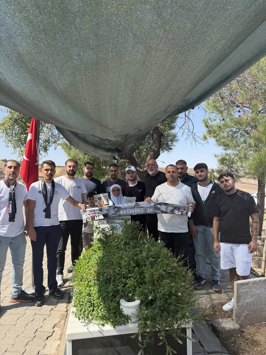 BaranGuran90415's tweet photo. İstanbul’dan gelen Beşiktaş taraftarı Narinim mezarını ziyaret ederek fatiha okuyup aileye başsağlığı dilediler kendilerine çok teşekkürler ediyoruz allah razı olsun @Besiktas @forzabesiktas https://t.co/R8kJYY2AAj